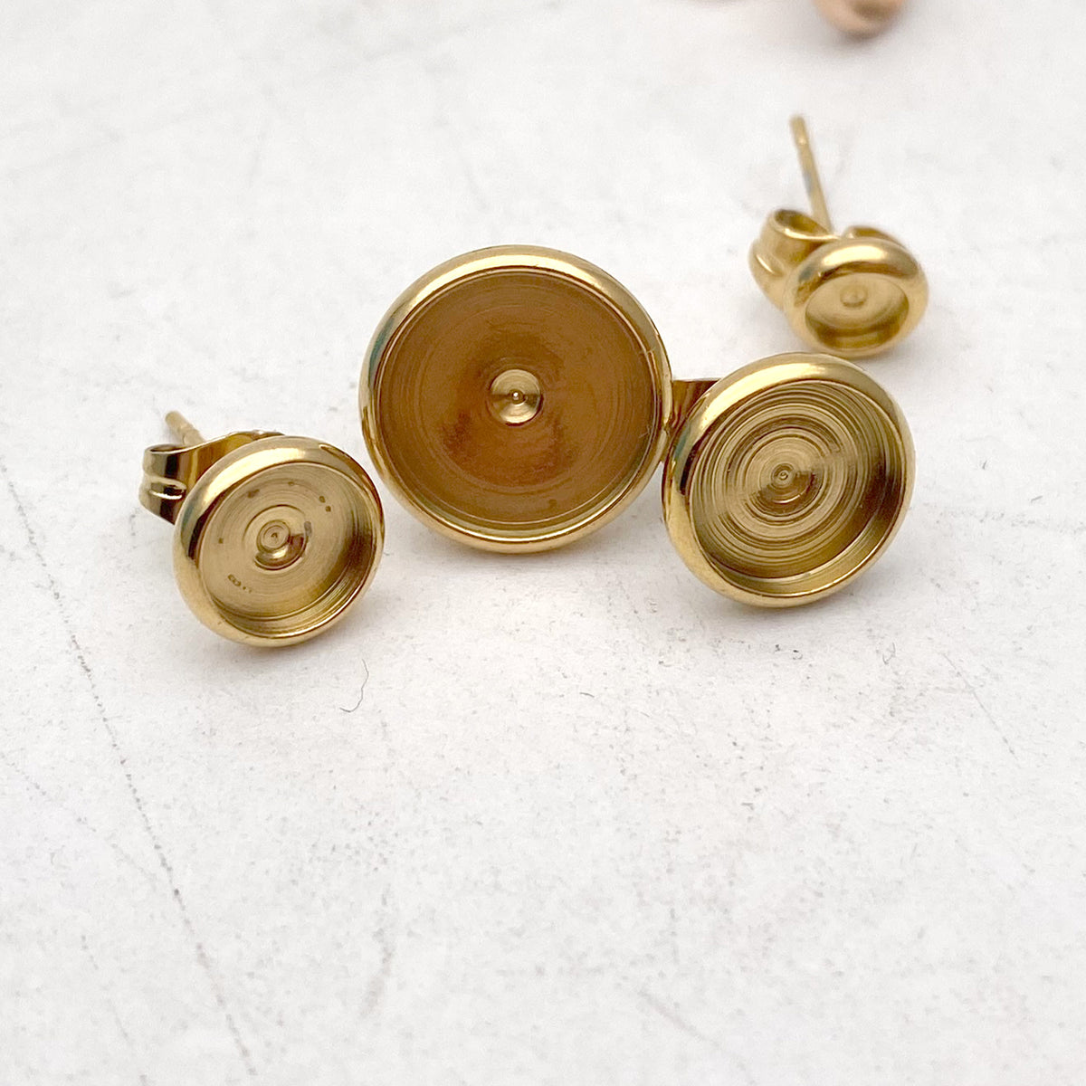 100pcs ROUND Edged 18k Gold Rose plated Stainless Steel Earring Posts Studs Settings Bezels Cabochons Tacks Thick Bezel 4/6/8/10mm inner