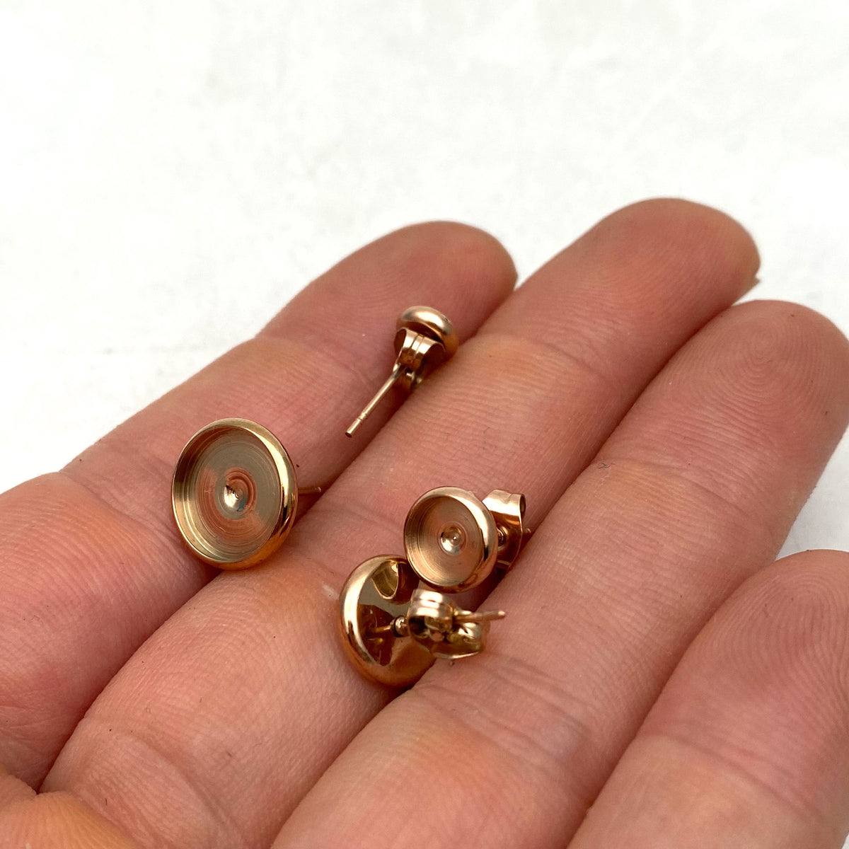 100pcs ROUND Edged 18k Gold Rose plated Stainless Steel Earring Posts Studs Settings Bezels Cabochons Tacks Thick Bezel 4/6/8/10mm inner