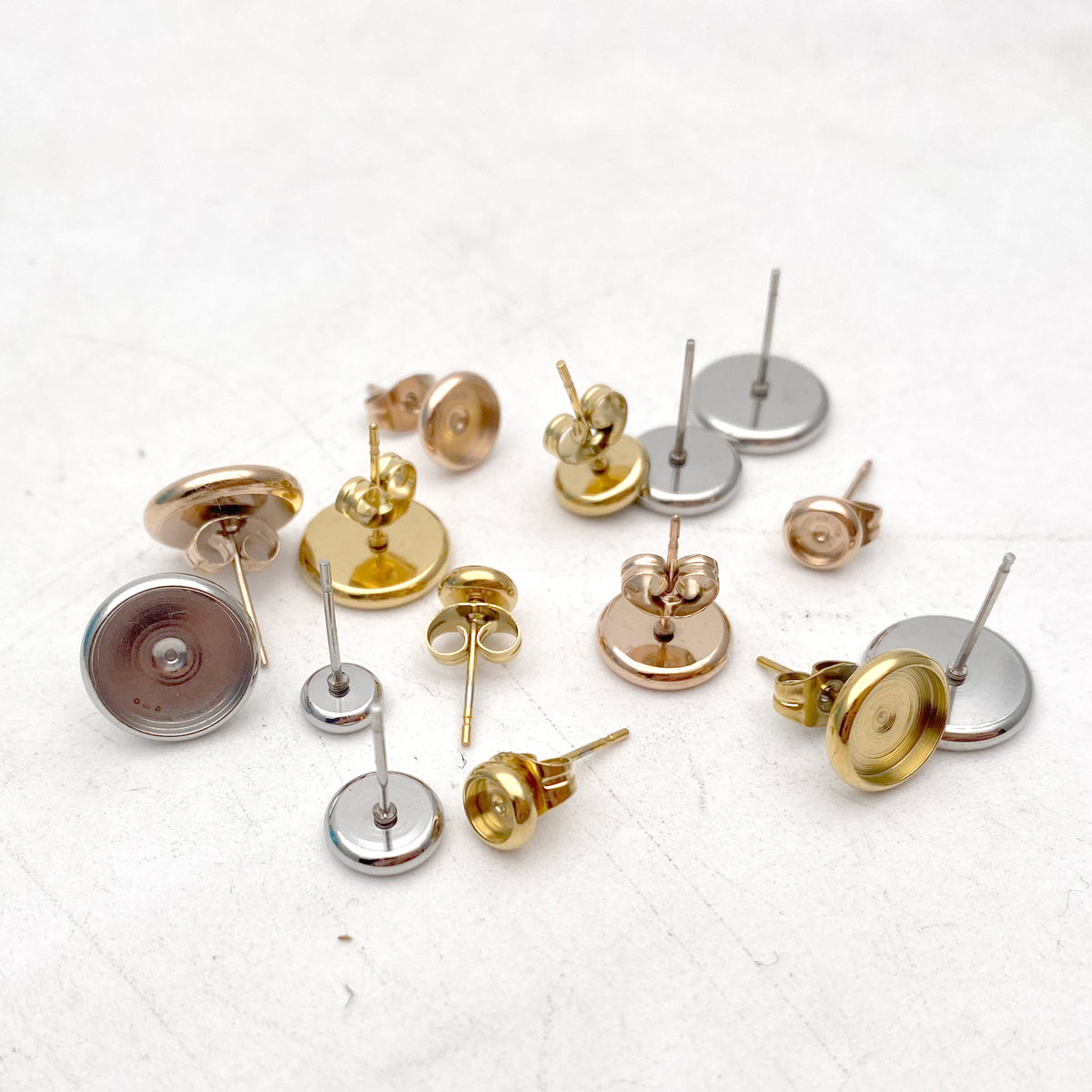 100pcs ROUND Edged 18k Gold Rose plated Stainless Steel Earring Posts Studs Settings Bezels Cabochons Tacks Thick Bezel 4/6/8/10mm inner