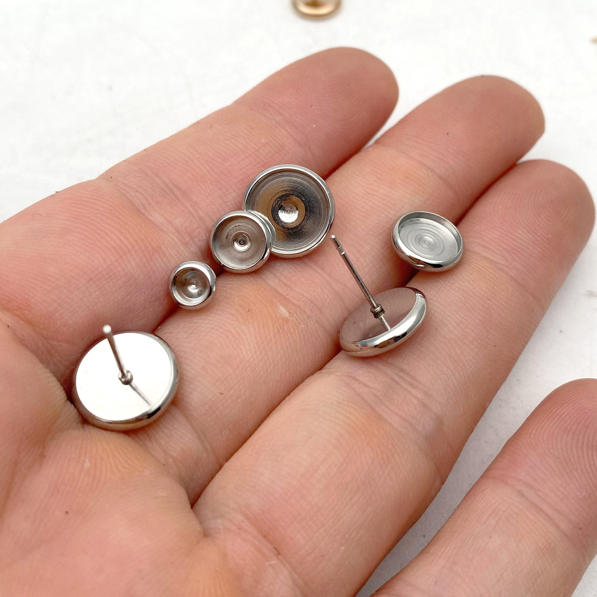 100pcs ROUND Edged 18k Gold Rose plated Stainless Steel Earring Posts Studs Settings Bezels Cabochons Tacks Thick Bezel 4/6/8/10mm inner